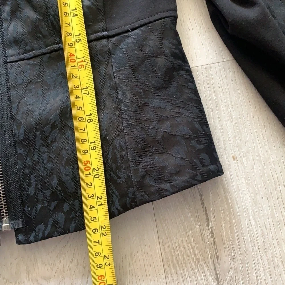 Tahari moto black blazer jacket textured animal print sz 4 zipper classic‎